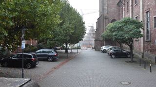Auf der Seite des Kindergartens können die Eltern parken. Auf der anderen Seite ist Platz für die Kirchenbesucher.