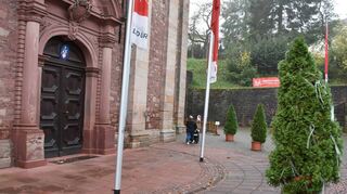 Fußgänger erreichen den Kindergarten sowie den Haupteingang zur Wallfahrtsbasilika über einen abgesperrten und geschützen Bereich.
