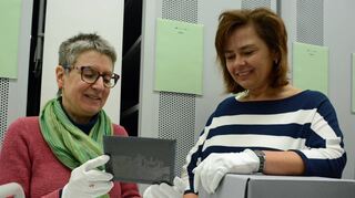 Archivleiterin Monika Schaupp und ihre Mitarbeiterin Bettina Winkler betrachten im Magazin des Archivverbunds Main-Tauber eine der Glasplatten der Fotosammlung Wehnert. Das Negativ zeigt die Burg Wertheim. Dass die Archivare die Platten aus ihren Kästen nehmen, passiert eher selten. Die Bilder liegen in digitalisierter Form vor.