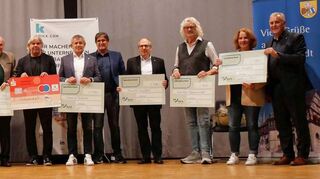 Der Benefizabend in Grünsfeld erbrachte die stolze Summe von 12 530 Euro für die gute Sache. Unser Bild zeigt die Vertreter der bedachten sozialen Einrichtungen mit Ex-Weltschiedsrichter Aron Schmidhuber (Vierter von links), Deniz Aytekin (Sechster von links), Organisator Klaus T. Mende (Siebter von links), FC-Bayern-Schiedsrichter-Boss Gert Mauersberger (Achter von links), DFB-Vizepräsident Ronny Zimmermann (Siebter von rechts), Fußballkreis-Vorsitzender Jürgen Umminger (Sechster von rechts) und Grünsfelds Bürgermeister Joachim Markert (rechts).