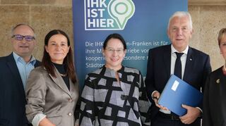 Die Initiatoren nach der Unterzeichnung der gemeinsamen Erklärung.
