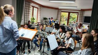 Mit großer Vorfreude blicken die Mitglieder de „MiniBand“ nach dem erfolgreichen Probewochenende auf die kommenden Konzerte und sind bereit, ihr Publikum mit ihrer Leidenschaft für Musik zu begeistern.