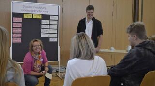 Spannende Vorschläge hatten alle Schülergruppen – hier mit Dr. Sabine Münch und Theo Steinbach.