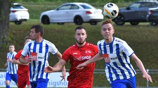 Die Kickers aus Wertheim (blau-weiß gestreifte Trikots) gaben nicht auf und kamen gegen die gastgebende SpG Schönfeld/Kleinrinderfeld II) in der Nachspielzeit noch zum Ausgleich.