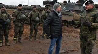 Mit Zwei-Sterne General Ruprecht von Butler kam Hardheims Bürgermeister Stefan Grimm am Rande der Abschlussübung „Iron Wolf“ ins Gespräch. Im Hintergrund sieht man die vierköpfige Besatzung eines Leopard-Panzers.