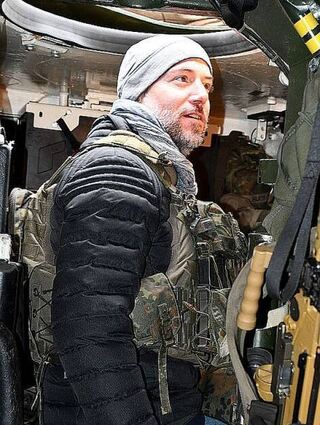 Mit Schutzweste hat sich Stefan Grimm in einen Marder-Panzer gezwängt.