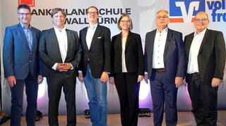 Das gemeinsame Wirtschaftsforum der Volksbank Franken und der Frankenlandschule Walldürn zog 450 Gäste in die Nibelungenhalle. Wisssenschaftskabarettist Vince Ebert begeisterte die Besucher mit ernsten Themen und humorvoller Vortragsweise.