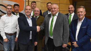 Eingerahmt von den Vorstands- und Aufsichtsratsmitgliedern empfing BAG-Geschäftsführer Wilfried Kleinschrodt (vorne rechts) seinen Nachfolger Michael Klenk mit einem Handschlag und wünschte ihm viel Erfolg.