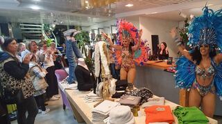 Ein voller Erfolg war die zweite „Ladies Night“ in Wertheim. Feurige Tänze boten dabei die Samba-Tänzerinnen nicht nur im „Männerhort“ im „La Flamme“, sondern auch im Geschäft „ Wertheim-Liebe by Chris“. Dort sorgten sie auch bei der Damenwelt für Begeisterung.