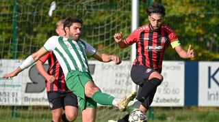 Er hatte die Chance zum 1:0 für Rosenberg: Spielertrainer Daniel Breitinger (grüne Hose). Doch dem TSV fehlte auch gegen Neckarelz etwas Spielglück.