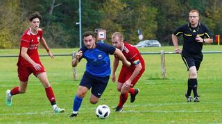 Überraschend klar gewann der FC Eichel (in Rot) das Wertheimer Derby.