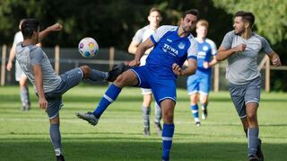 Die Spvgg. Apfelbach/Herrenzimmern behielt in der Kreisliga A Hohenlohe, Steffel 3, gegen den SV Wachbach II (hier in Blau) knapp mit 2:1 die Oberhand.