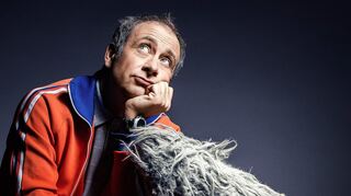 Hat Trainingsjacke und Puschelmikro zu seinen Markenzeichen gemacht: Kabarettist Alfons.