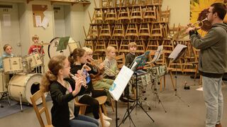 Querflöte, Trompete, Schlagzeug und E-Gitarre: Acht Kinder musizieren in diesem Jahr gemeinsam in der „Bläserklasse“ der Grundschule Dertingen.