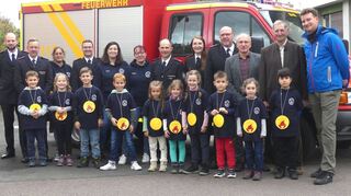 Zahlreiche Ehrengäste waren gekommen, um mit der Abteilungswehr Löffelstelzen die Gründung der Kindergruppe „Löschbande“ Löffelstelzen zu feiern. Auf dem Bild neben dem Feuerwehrnachwuchs, dem Betreuerteam und Abteilungskommandant Bernd Lehle (Sechster von rechts), rechts daneben Jugendwartin Sophia Lotter, Kommandant Karl Heinz Barth, OB-Vertreter Rainer Moritz, Stadtrat Thomas Tremmel und Stadtrat Jeremias Träger.