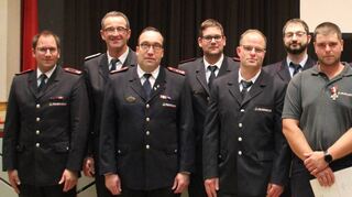 Der stellvertretende Kreisbrandmeister Bruno Noe würdigte zusammen mit Markus Peiß, Manfred Müller und Holger Münch sowie Bürgermeister Dr. Norbert Rippberger verdiente Feuerwehrmänner, die am Ehrungsabend im Rathaus verhindert waren. So erhielten das Feuerwehr-Ehrenzeichen in Bronze für 15 Dienstjahre André Emmerich und Anthony Schork. Mit dem Feuerwehr-Ehrenzeichen in Silber wurden Stefan Schöllig, Steffen Banschbach, Jochen Schnätz, Klaus Hilbert und Tobias Hauk ausgezeichnet.