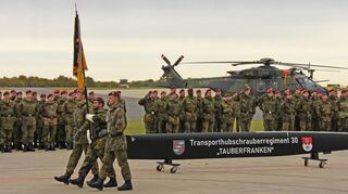 Das Transporthubschrauberregiment 30 in Niederstetten versammelte sich zu einem feierlichen Appell mit vielen Ehrengästen. Das Regiment trägt künftig den Beinamen „Tauberfranken“.