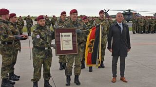 Linkes Bild: Der Inspekteur des Heeres, Generalleutnant Alfons Mais (Mitte), übergibt die Urkunde anlässlich der Verleihung des Beinamens „Tauberfranken“ an den stellvertretenden Regimentskommandeur des Transporthubschrauberregiments 30, Oberstleutnant Tobias Schwarz (links daneben). Innenminister Thomas Strobl (rechts) gratulierte in seiner Ansprache im Namen des Landes Baden-Württemberg und überbrachte die Grüße des Ministerpräsidenten. Rechtes Bild: Hier wird das Fahnenband „Einsatz Minusma“ für den gefährlichen Mali-/Afrika-Auslandseinsatz des Regiments durch Brigadegeneral Ulrich Ott (rechts) verliehen.