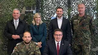 Landrat Schauder und der stellvertretende Regimentskommandeur, Oberstleutnant Schwarz (beide sitzend), bestätigten die Verbundenheit von Bundeswehr und Landkreis durch die Erneuerung der Patenschaft, die es seit 2010 gibt.