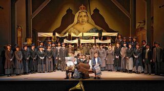 <p>We are amused: Die Königin schaut streng auf das Loriot'sche Sofa mit den Protagonisten der Oper "Martha" von Friedrich von Flotow, die in der Kultinszenierung des Meisters des subtilen Humors am Donnerstag im Heilbronner Theater gastierte.</p>