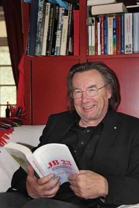 Günther Emig mit dem Literatur-Jahrbuch.