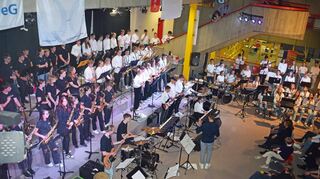 Mehrere Bands traten im Osterburkener Gymnasium auf.