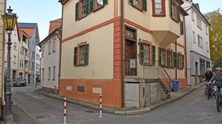 Blick aus der Türkengasse in die Frommengasse: Die zwei Pfosten verhindern künftig die Durchfahrt.