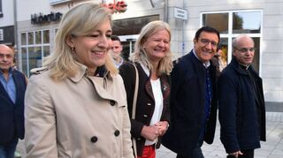 Dekan Thomas Holler (rechts) beim Umzug der Vereine mit MdB Nina Warken, Bürgermeisterin Anette Schmidt und Landtagsvizepräsident Wolfgang Reinhart.