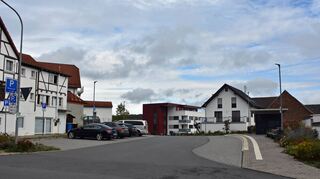 Die „Querspange“ zwischen dem Bettendorfring und der Unteren Vorstadtstraße wird nach „Barbara-von-Dürn“ benannt. Damit soll die selbstbewusste, engagierte Frau geehrt werden.