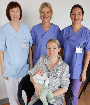 Die stolze Mutter des Jubiläumsbabys mit der Gesundheits- und Krankenpflegerin Renate Rein-Kurock, der leitenden Hebamme Peggy Bürkle (Mitte) und Hebamme Lena Grugel, die die Geburt des kleinen Danilo begleitet hat.