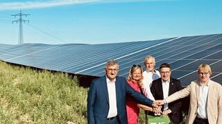 Die Inbetriebnahme der mehr als 31 000 Quadratmeter großen Photovoltaik-Freiflächenanlage in Tauberbischofsheim erfolgte im Juli (Bild). Jetzt hat der Gemeinderat der Stadt entschieden, die Bürgergenossenschaft Energie und Umwelt Neckar-Odenwald-Main-Tauber an der Erneuerbare Energien Tauberbischofsheim GmbH (EET) zu beteiligen. Über sie sollen sich Bürger, Vereine und Unternehmen der Stadt ebenfalls an der EET beteiligen können.