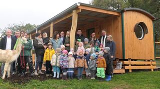 Große Freude herrschte am Mittwoch bei den Mädchen und Jungen sowie bei den Erwachsenen über den neuen Kindergartenwagen und das Zoo-Kindergarten-Projekt.