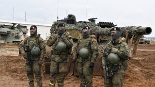 Einsatz: Die vierköpfige Besatzung eines Leopard-2-Panzers besteht aus vier Soldaten, und zwar Kommandant, Richtschütze, Ladeschütze und Fahrer.