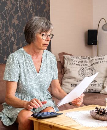 Flattert sie ins Haus, wird sie nicht selten zum Zankapfel zwischen Vermieterinnen und Mietern: Die Nebenkostenabrechnung. Doch Mieter müssen nicht alle Kosten zahlen.