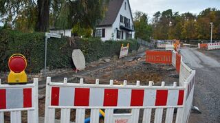 Kanal und Wasserleitung in der Oberen Eckenbergstraße in Adelsheim werden nach Auskunft des Ingenieur-Büros diese Woche fertig. Danach folgen Strom- und Breitbandversorgung und die Arbeiten der Telekom. Mit dem Straßenbau wird voraussichtlich im Frühjahr nächsten Jahres begonnen. Die gesamte Maßnahme kostet laut Ingenieur-Büro voraussichtlich 3,4 Millionen Euro.