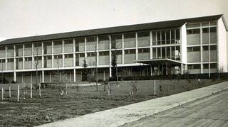 Das Gebäude der Zentralgewerbeschule in den 1950er Jahren. Der Eingang befand sich damals auf der Seite in Richtung Burghardt-Gymnasium.