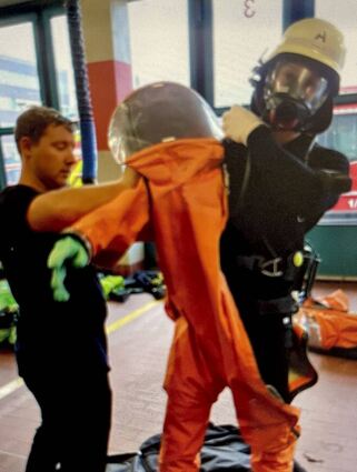 Auch der Umgang mit Chemikalienschutzanzügen gehörte zu den Inhalten des Seminars der beiden Feuerwehren.