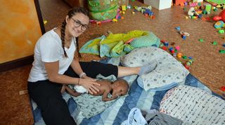 Entspannende Massagen und Physiotherapie: Isabelle Rollers Unterstützung ist in den „Nest“-Einrichtungen gefragt.