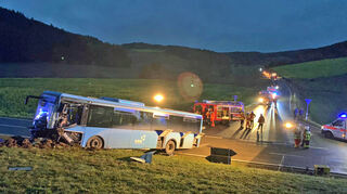 Zu einem Schulbus-Unfall kam es am frühen Freitagmorgen auf der K2893 zwischen Pülfringen und Gissigheim (Gemeinde Königheim, Main-Tauber-Kreis). Der Busfahrer wurde schwer verletzt. Acht der 17 Schulkinder im Bus erlitten leichte Verletzungen und wurden in Krankenhäusern behandelt.