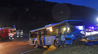 Zu einem Schulbus-Unfall kam es am frühen Freitagmorgen auf der K2893 zwischen Pülfringen und Gissigheim (Gemeinde Königheim, Main-Tauber-Kreis). Der Busfahrer wurde schwer verletzt. Acht der 17 Schulkinder im Bus erlitten leichte Verletzungen und wurden in Krankenhäusern behandelt.