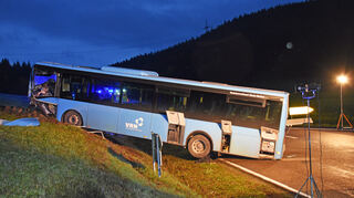 Zu einem Schulbus-Unfall kam es am frühen Freitagmorgen auf der K2893 zwischen Pülfringen und Gissigheim (Gemeinde Königheim, Main-Tauber-Kreis). Der Busfahrer wurde schwer verletzt. Acht der 17 Schulkinder im Bus erlitten leichte Verletzungen und wurden in Krankenhäusern behandelt.
