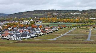Die Bebauung des großen Neubaugebiets „Auenland III“ am Stadtrand von Bad Mergentheim geht viel langsamer voran als noch vor Corona und dem starken Anziehen der Bauzinsen gedacht.