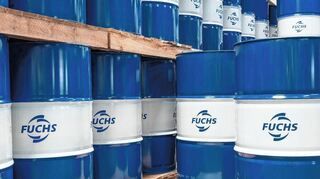 Blick in die Produktion: Fässer mit dem Fuchs-Logo.