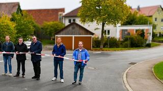 Die Straßensanierung im Landkreis schreitet voran: Landrat Christoph Schauder (Vierter von rechts) hat gemeinsam mit Creglingens Bürgermeister Uwe Hehn (Dritter von rechts) sowie den Ortsvorstehern Bernd Scheuenstuhl (Finsterlohr, Dritter von links) und Herbert Ulm (Blumweiler, Vierter von links) den neuen Streckenabschnitt eröffnet. Mit ihm freuten sich Vertreter der Baufirma Trend Bau aus Röttingen sowie die beteiligten Mitarbeiter des Straßenbauamts.