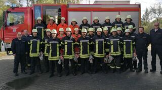 16 Mitglieder der Feuerwehr Creglingen und acht aus Weikersheim absolvierten erfolgreich die Grundausbildung. Lob und Glückwünsche zollten Kommandant Dieter Thomas und Jürgen Hanselmann (links) sowie Lehrgangsleiter Martin Brand und Weikersheims Kommandant Jürgen Friedel (rechts).