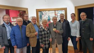 Bürgermeister Roland Burger (rechts) überreichte Albert Lester (vierter von rechts) bei einem Besuch im Berzirksmuseum einen goldenen Blecker. Lester ist als Jude während der Zeit des Nationalsozialismus’ in Buchen aufgewachsen und hat darüber ein Buch geschrieben.