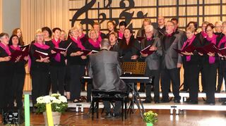 Das Finale des Liederabends bestreiten die vereinten Chöre des Gastgebers, der gemischte Chor und der Projektchor SingForFun , denen die Freude des Singens in die Gesichter geschrieben scheint.