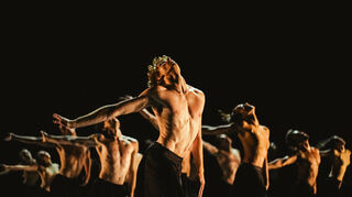 Schlicht „15“ heißt die sensationelle Choreographie von Tao Ye mit ebensovielen Mitwirkenden. Die Spitze des fulminanten Dreiecks bildet Zenon Zubyk (Mitte).