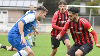 Die Spielvereinigung Neckarelz und der FV Lauda (in Blau) trennten sich mit einem 2:2-Unentschieden.