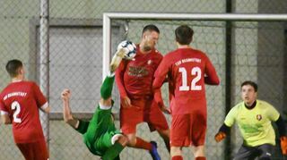 Die Gastgeber (in Grün) versuchten alles, um die Abwehr des TSV Assamstadt zu überwinden, letztendlich gelang es ihnen trotz vieler Chancen lediglich ein einziges Mal. So endete das Spitzenspiel der Kreisliga mit einem 1:1.